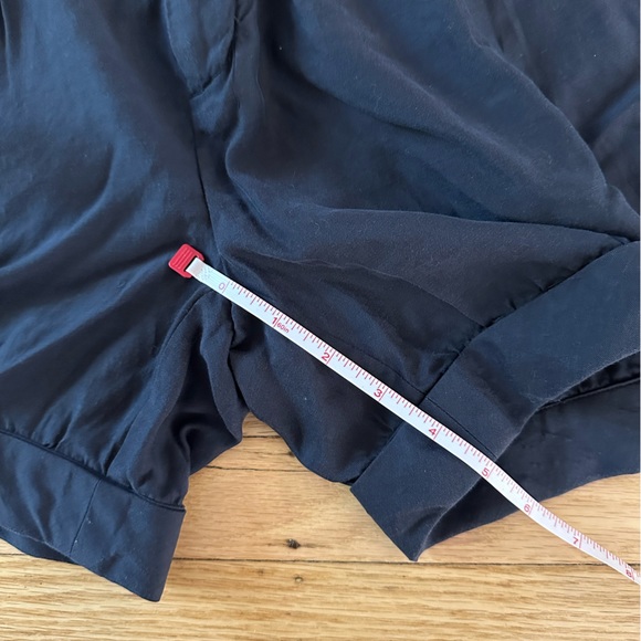 Vince black pleated cuffed shorts - Picture 5 of 7